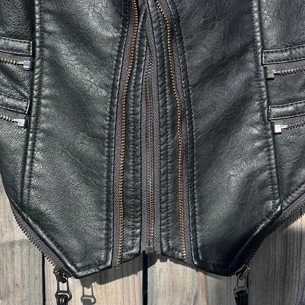 Elegant Black Leather Jacket - Picture 10 of 16